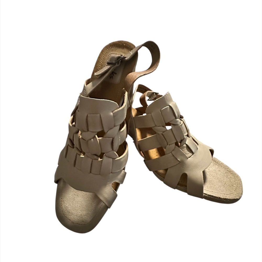 Clarks Sandals Heels Slingback Cream Strappy Size 7 1/2 M - Picture 9 of 9